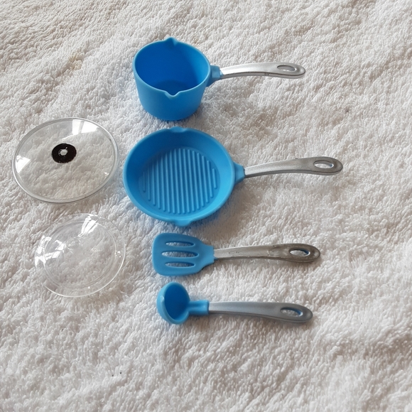 VARIETY OF SMALL DOLL KITCHEN AND BATH ACCESSORIES. - Picture 2 of 10